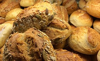 Frische Brötchen gehören zu einem ausgiebigen Frühstück einfach dazu. - Pixabay