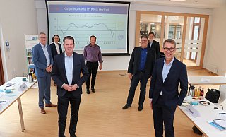 Harald Grefe (v.l.), Marco Rieso, Oliver Flaskämper, Uwe Grotemeier, Rainer Döring, Gero Frommholz und Klaus Bockermann luden zur Präsentation der Herbst-Konjunkturumfrage ein. - Andreas Sundermeier