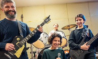 "Blueberry Jam" sind Ivko Rakic an der Gitarre, Dana Rakic am Gesang und die Töchter Irina am Bass und Mila am Schlagzeug. Bei der Songauswahl stimmen sich Eltern und Töchter ab. - Ralf Bittner