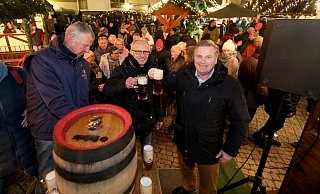 Bürgermeister Tim Kähler (v. r.), Peter Lohmeyer und Jörg Fabry von der Herforder Brauerei haben auf dem Gänsemarkt das Fass Weihnachts-Freibier angestochen. Kähler brauchte nur zwei Schläge. - Frank-Michael Kiel-Steinkamp