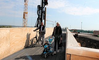 "Patzige Reaktionen": Mutter Maria Siemens (r.) nutzt täglich mit den Kindern den Fußweg über die alte Beverunger Weserbrücke. Sie ärgert sich über Radfahrer, die trotz Verbot einfach drüberfahren. - Manuela Puls