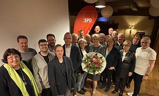 Susanne Rutenkröger bekam Blumen und kann sich der Unterstützung durch ihre Genossinnen und Genossen im Wahlkampf für ihre zweite Amtszeit als Bürgermeisterin sicher sein. Mit 39 von 42 Stimmen wurde sie als Kandidatin gewählt. Einen anderen Bewerber oder eine andere Bewerberin gab es nicht. - Natalie Gottwald Susanne Rutenkröger bekam Blumen und kann sich der Unterstützung durch ihre Genossinnen und Genossen im Wahlkampf für ihre zweite Amtszeit als Bürgermeisterin sicher sein. Mit 39 von 42 Stimmen wurde sie als Kandidatin gewählt. Einen anderen Bewerber oder eine andere Bewerberin gab es nicht. - Natalie Gottwald
