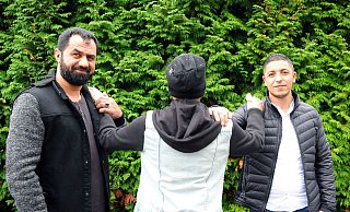 Ghassan Al Yaesiri (l.) und Redouan Elouarghi haben nach der Tat das 43-jährige Opfer wiedergetroffen. Die fünffache Mutter dankte ihren Rettern von tiefstem Herzen. - Jens Reichenbach