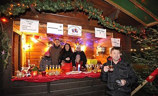 Thomas Sienko (r.) genießt seinen Punsch am Stand des Fördervereins der Grundschule Eidinghausen. Hinter der Theke sorgten Sven Börner (v.l.), Iwona Sienko und Kathrine Isemann mit Nele, Anna und Jette Marie für die durstigen Besucher.