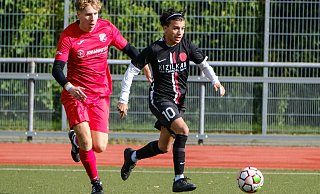 Der Gadderbaumer Clemens Köpke (l.) zieht im Laufduell mit Canlars Torschützen Nassr Eddine Agaddu den Kürzeren. - Andreas Zobe