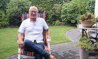 Klaus Rieke in seinem Garten. Fast 20 Jahre lang war der heute 70-Jährige Bürgermeister in Enger. - Mareike Patock