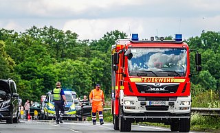 Die Feuerwehr löschte am Morgen einen brenenden Lkw auf der A2. - Symbolbild: Paul Brinkmann