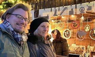 Jens Klüsekamp und Beate Hüttemeier freuen sich über die handgefertigten Kunstwerke der Firma Lauseart aus Mastbruch. - Susanne Göbel