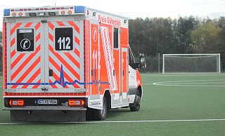 Der verletzte Akbar Tchadjobo musste nach dem schweren Sturz im Kreis Gütersloh ins Krankenhaus gebracht werden. - Symbolfoto/Dennis Bleck