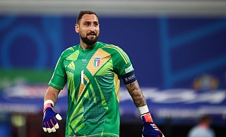 Italiens Torhüter Gianluigi Donnarumma reagiert auf dem Platz. - Jan Woitas/dpa