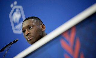 Frankreichs Randal Kolo Muani spricht während einer Pressekonferenz. - Christophe Ena/AP/dpa