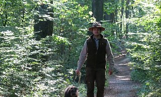 Immer mit Hut und Hund: Beide helfen Gellern - der Hut als Erkennungszeichen, der Hund stößt Gespräche an. - Kurt Ehmke