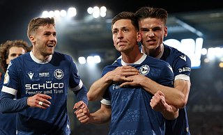 Arminia Bielefelds Marius Wörl (2. v.r.) jubelt über seinen Treffer zum 1:1 gegen Bayer Leverkusen im Halbfinale des DFB-Pokals. - picture alliance/dpa
