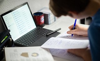 Die Kommunikation mit der Schule läuft in Gütersloh schwerpunktmäßig über Teams, wofür die Stadt den Schulen Microsoft 365 zur Verfügung stellt.  - Symbolfoto/picture alliance