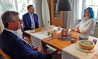 Bundesgesundheitsminister Jens Spahn besucht Palliativpflegerin Christina Michel in Helpup. Für den Besuch des Ministers hat sich der CDU-Landratskandidat Jens Gnisa (l.) eingesetzt. - Gunter Held