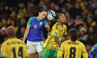 Die Brasilianerin Luana (l) und die Jamaikanerin Atlanta Primus (M) liefern sich ein Kopfballduell. - Hamish Blair/AP/dpa