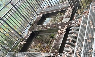 Am Skywalk geht es tief hinunter. Die Gitterroste fehlen nun. - Stadt