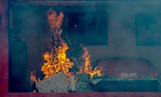 Die Feuerwehr warnt davor, dass trockene Weihnachtsbäume in Verbindung mit Kerzen gefährlich werden können - wie auch auf diesem beispielhaften Foto zu sehen ist. - Symbolbild Picture Alliance