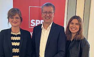 Vorsitzende des SPD-Landesverbands NRW Sarah Philipp (v. l.), Direktkandidat Burkhard Blienert und Vorsitzende des Kreisverbands Nele Czaniera. - Susanne Göbel Vorsitzende des SPD-Landesverbands NRW Sarah Philipp (v. l.), Direktkandidat Burkhard Blienert und Vorsitzende des Kreisverbands Nele Czaniera. - Susanne Göbel