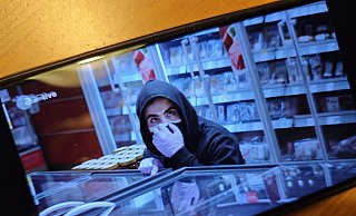 Mit Schauspielern hat die "XY"-Redaktion den Tathergang des Überfalls auf einen Rewe-Markt in Marsberg bei Warburg nachgestellt. - Svenja Ludwig