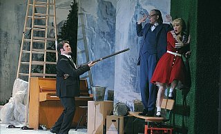 Baron Kronthal (Eric Laporte, l.) gibt seinem Liebesdrängen mit dem Gewehr Nachdruck, Schulmeister Baculus (Jacek Janiszewski) und seinem Gretchen (Cornelie Isenbürger) gehen die Argumente aus. - FOTO: MATTHIAS STUTTE