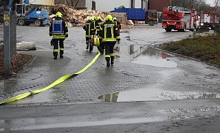 BUZ: Dank des schnellen Einsatzes und personellen Großaufgebotesbrachten die Einsatzkräfte der Feuerwehrlöschzüge Harsewinkel undGreffen einen Brand bei Abfallentsorger Grumbach in Greffen, ohneweitere Ausdehnung auf andere Gebäude und Ablagerungen, rasch unterKontrolle. - Gabriele Grund]