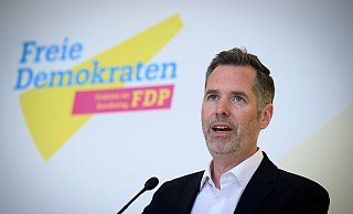 FDP-Fraktionschef Dürr sieht bei den Haushaltsberatungen der Ampel zum Bundeshaushalt 2025 kein Eile. (Archivfoto) - Bernd von Jutrczenka/dpa
