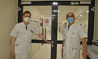 Die Chefärzte Rainer Schnippe (l.) und Daniel Winter vor der wieder aktivierten Isolier-Station. - Rainer Stephan