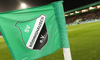 Fahne des SV Rödinghausen. - picture alliance / augenklick/firo Sportphoto