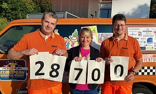 Fröhlich: Maik Wulfmeyer, Peggy Brammert von Fruchtalarm und René John (von links) freuen sich über die große Summe, die mit Hilfe von 23 Spendern für an Krebs erkrankte Kinder zusammengekommen ist. - Alexander Jenniches