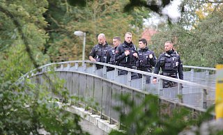 Bereitschaftspolizisten aus Bielefeld durchkämmten den Sielpark in Bad Oeynhausen und die Umgebung des Sielwehrs. - Ulf Hanke