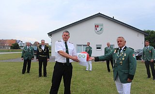 Die Projektleiter Thomas Hackler (Schützengilde Höxter, vorn l.) und Ulf Fiege (Schwützengesellschaft Stahle) mit Gründungsvertretern der beteiligten Vereine und Bruderschaften. - Burkhard Battran
