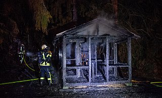 Komplett niedergebrannt: Eine Gartenlaube in der Bielefelder Apfelstraße. - Christian Mathiesen