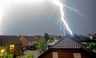 Am Fenster im Obergeschoss ist Hobbyfotograf Burkhard Frankenfeld am Donnerstagabend um 23:25 Uhr im Ortsteil Wiedenbrück diese seltene Aufnahme gelungen.  - Burkhard Frankenfeld