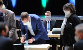 Der frisch wiedergewählte Kulturdezernent Andreas Kimpel verfolgt konzentriert die Auszählung der Stimmen. Foto: Andreas Frücht - Andreas Fruecht