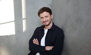 Tommi Schmitt ist Gastgeber der neuen ZDFneo-Show «Studio Schmitt». - Foto: Joachim Gern/ZDF/dpa