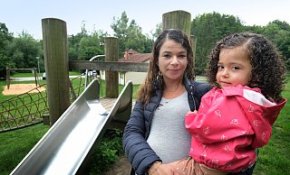 Ceyda (2) mit ihrer Mutter Alexandra Önder auf dem Spielplatz, wo das Unglück geschah. - Andreas Frücht