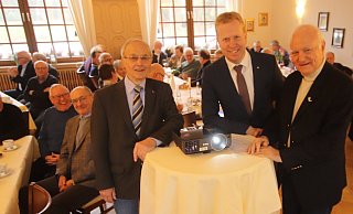 Mitglieder und Freunde der Senioren-Union haben sich im Saal des Holter Schloßkruges eingefunden, um den Vortrag des CDU-Landtagsabgeordneten Henning Rehbaum (Mitte) zu hören. Den Vorsitzenden Siegfried Kosubek (l.) und seinen Stellvertreter Klaus Streck freut’s. - Sabine Kubendorff