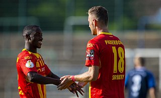 SCP-Stürmer Dennis Srbeny (r.) jubelt zusammen mit Christopher Antwi-Adjei über seinen dritten Treffer beim Pokalspiel gegen Wiedenbrück. - imago images