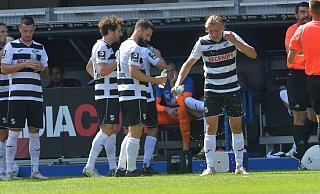Aufgrund der Hitze gibt's an diesem Samstag im Paderborner Stadion mehrere Extra-Pausen zum Trinken. - Jens Dünhölter