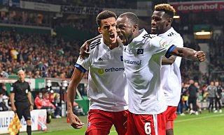Torschütze Robert Glatzel, Bakery Jatta und David Kinsombi (l-r) jubeln über die Hamburger 1:0-Führung im Nord-Derby. - Foto: Carmen Jaspersen/dpa