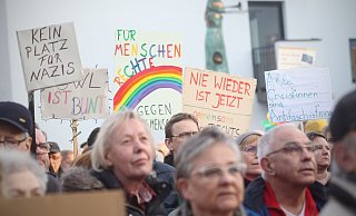Mehrere hundert Menschen versammelten sich vor einem Jahr auch in Löhne zur Kundgebung gegen Rechtsextremismus. Doch auch heute noch genießt die AfD hohe Umfragewerte. Längst fragen sich Beobachter: Wie wirksam war der Protest in der Werrestadt? - Felix Eisele Mehrere hundert Menschen versammelten sich vor einem Jahr auch in Löhne zur Kundgebung gegen Rechtsextremismus. Doch auch heute noch genießt die AfD hohe Umfragewerte. Längst fragen sich Beobachter: Wie wirksam war der Protest in der Werrestadt? - Felix Eisele