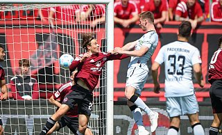 Tjark Scheller (M.) vom SC Paderborn erzielt neben dem Nürnberger Caspar Jander den Treffer zum zwischenzeitlichen 1:1. - Daniel Karmann/dpa