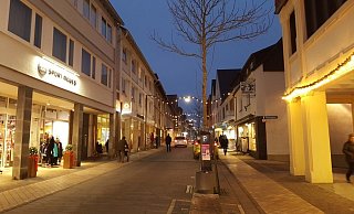 Einkaufen im Advent 2020: Mitunter sieht es in der Warburger Innenstadt recht trostlos aus. Nur vereinzelt kommen Bürger, um Einkäufe zu erledigen. - Dieter Scholz