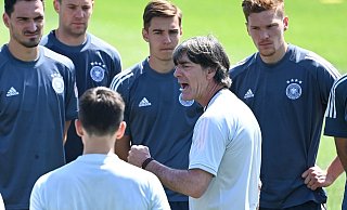 Bundestrainer Joachim Löw (2.v.r.) machte das DFB-Team heiß auf das zweite EM-Spiel. - Foto: Federico Gambarini/dpa