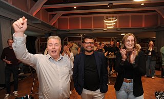 Sensation in Rahden: FDP-Kandidat Florian Hasse hat bei der Bürgermeisterwahl deutlich gegen CDU-Amtsinhaber Bert Honsel gewonnen. Mit Haase freuten sich seine Freundin Lena Culemann und FDP-Spitzenkandidat Martin Wlecke. - Joern Spreen-Ledebur