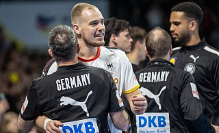 Die deutschen Handballer um Tim Zechel (M.) gewannen gegen Spanien. - Andreas Gora/dpa