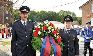 Den Kranz an Kriegerdenkmal legen Jens Büscher und Wolfgang Große-Aschoff im Rahmen des Feuerwehrfestes St. Vit nieder. Zahlreiche Gastwehren und Abordnungen der Vereine aus der Umgebung bieten das Geleit zu dieser Ehrung. wird. - Waltraut Leskovsek