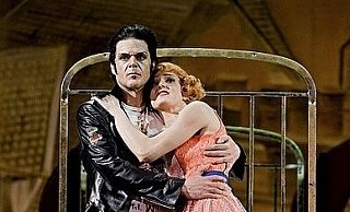 Mackie Messer, gespielt von Thomas Wehling, hat Polly (Julia Friede), die Tochter seines Konkurrenten Peachum, heimlich geheiratet. Doch echte Liebe sieht anders aus - FOTO: PHILIPP OTTENDÖRFER