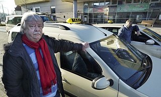Die Taxifahrer Uli Holt (links) und Jürgen Dietrich warten am Gütersloher Bahnhof nicht selten über zwei Stunden auf einen neuen Kunden. - Christian Geisler